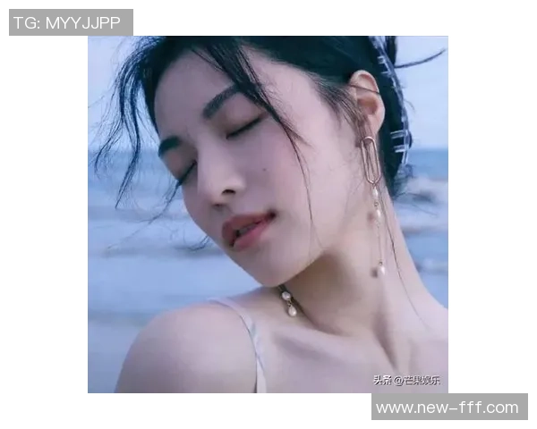 比基尼美女在阳光下激情打篮球展现活力与魅力的夏日风情